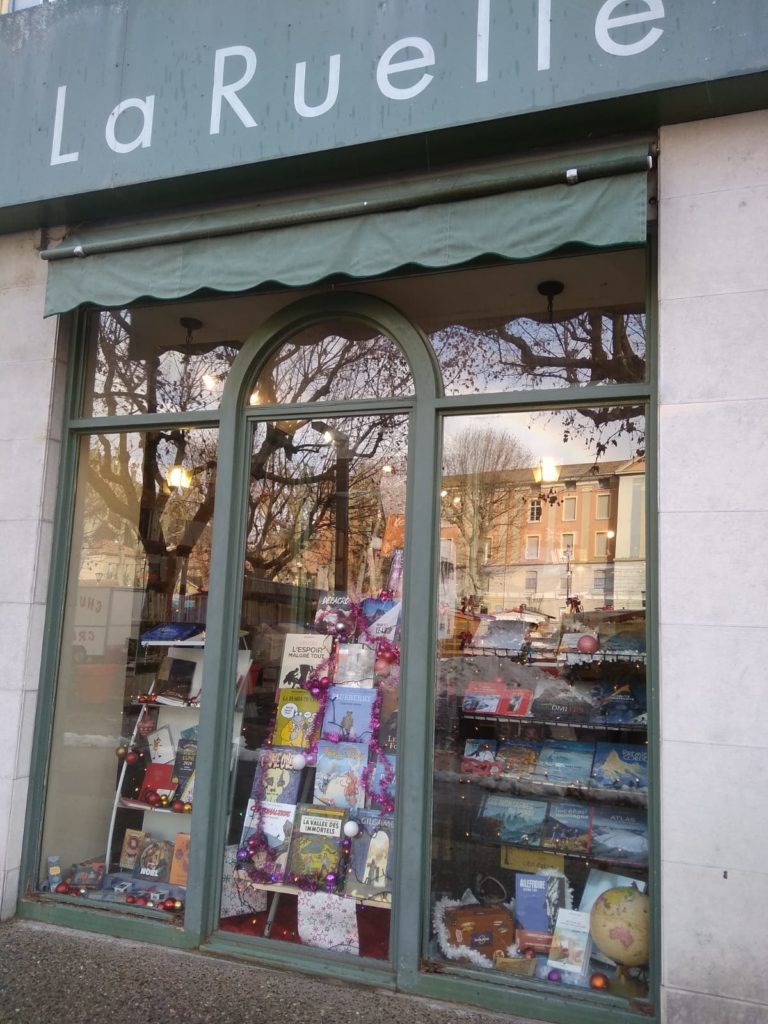 En vitrine, à la librairie la ruelle de digne