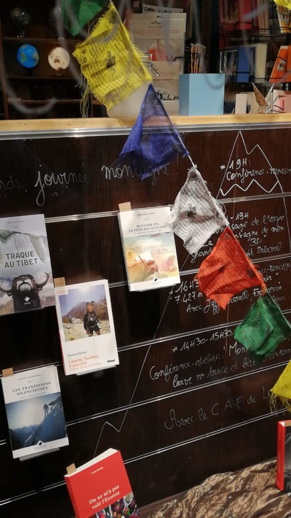 Vitrine de la librairie raconte moi la terre, Lyon